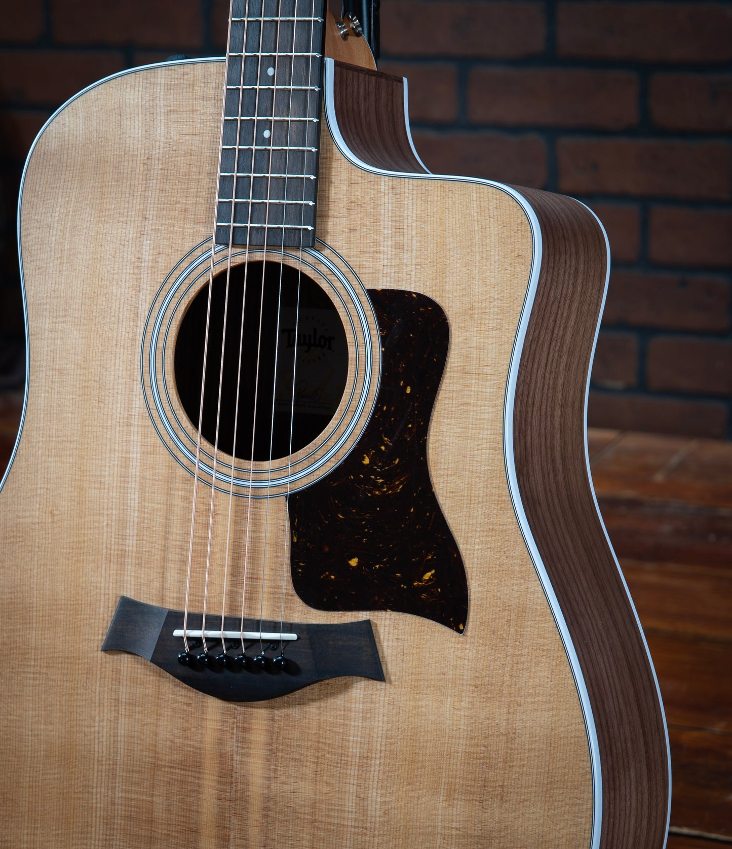 Taylor 210ce